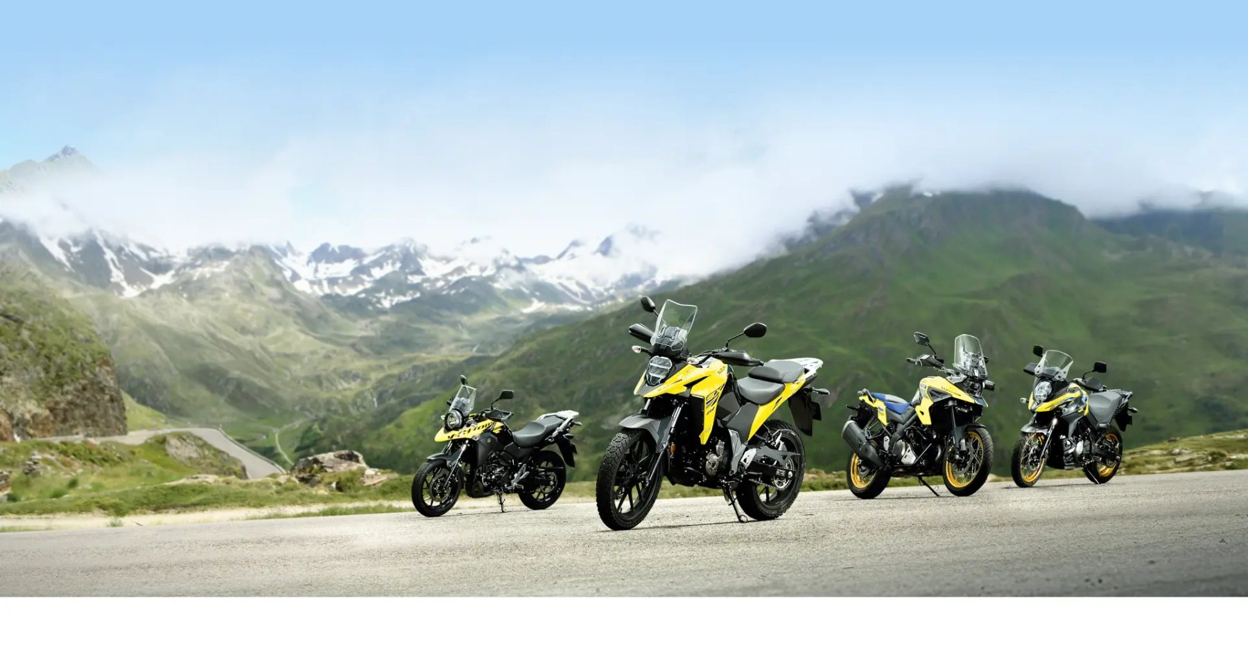 Motocicletas Suzuki V-Strom de aventura estacionadas en un paisaje de montaña