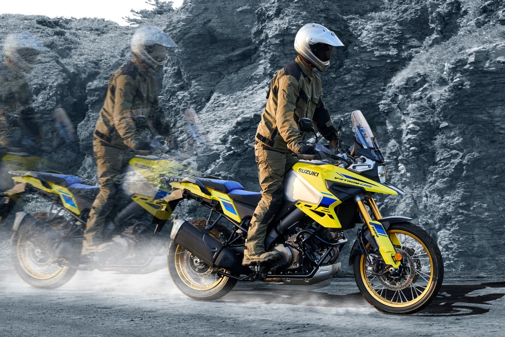 Motociclista en Suzuki V-Strom 1050DE amarilla recorriendo terreno de grava