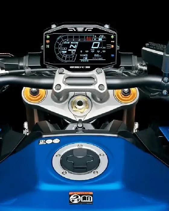 Vista desde la posición del piloto del tablero digital LCD multifunción y manillar de la Suzuki GSX-S1000