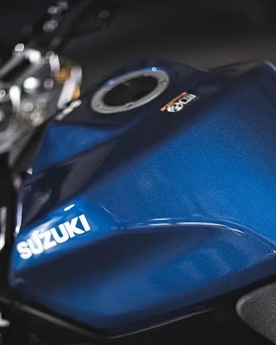 Primer plano del tanque de combustible azul de la motocicleta Suzuki GSX-S1000 con el logotipo de Suzuki