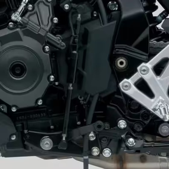 Primer plano del sistema Quickshifter bidireccional y palanca de cambios de la Suzuki GSX-8S