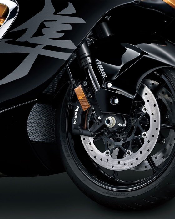 Detalle del freno delantero Brembo y suspensión de motocicleta Suzuki Hayabusa
