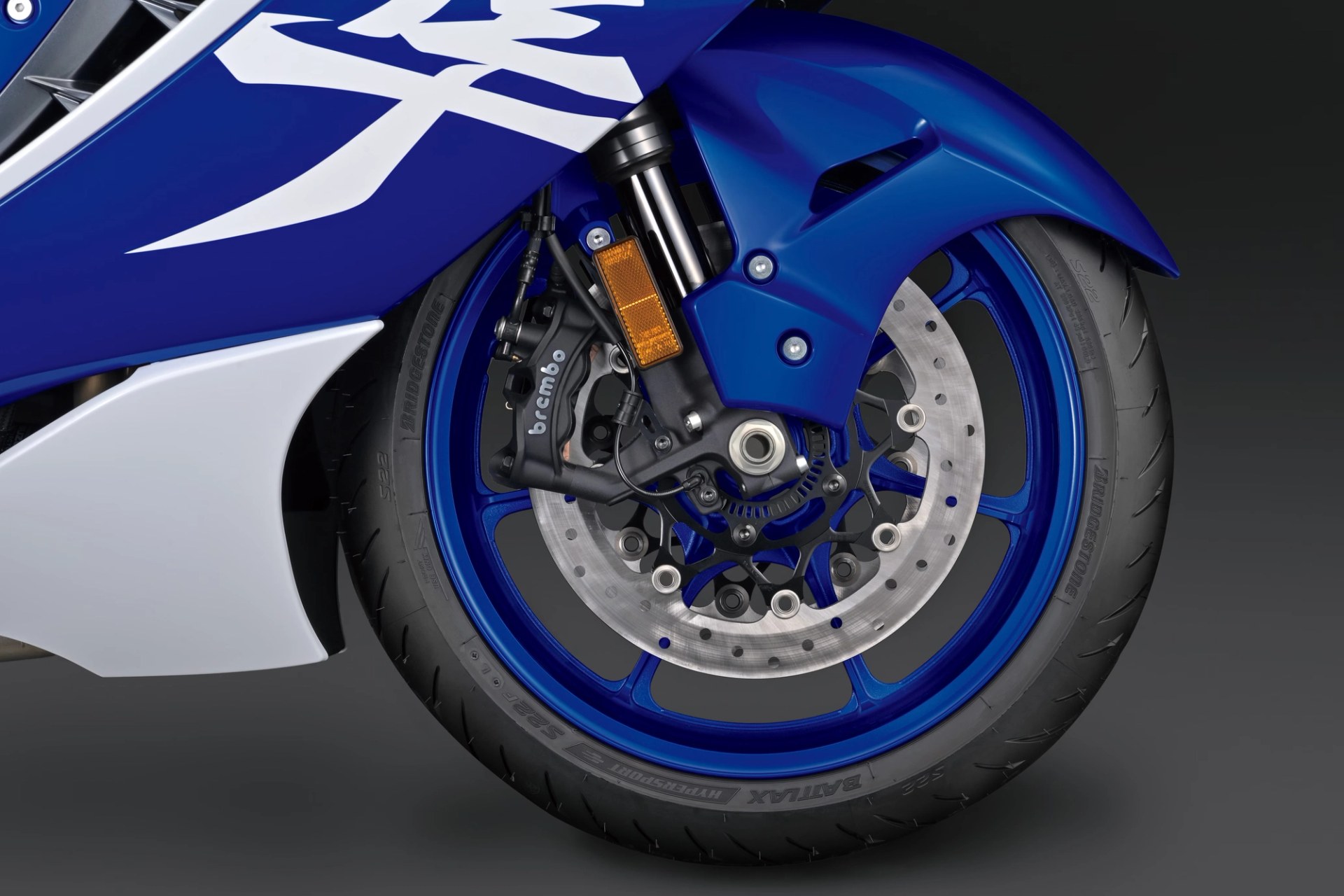 Detalle de rueda delantera, disco y freno Brembo de motocicleta Suzuki Hayabusa azul