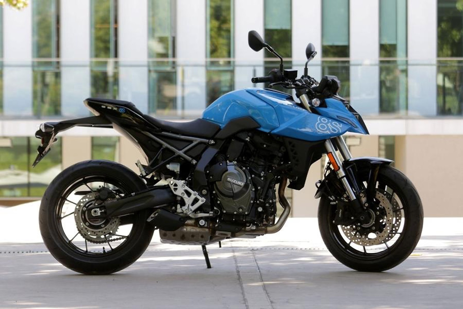 Motocicleta Suzuki GSX-8S azul vista de perfil en entorno urbano