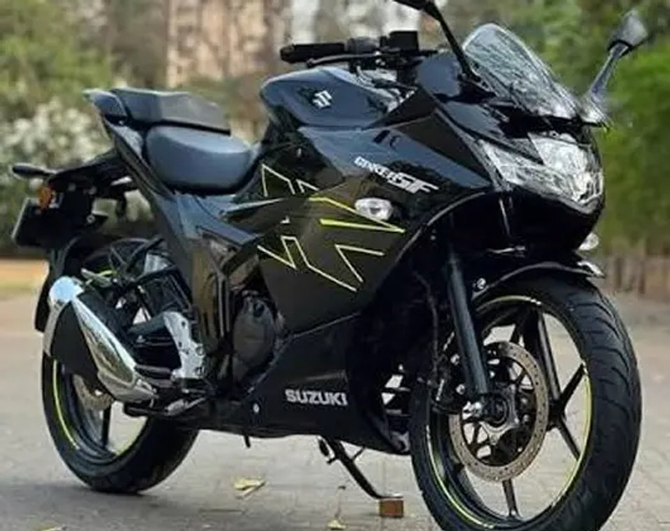 Suzuki Suzuki Gixxer FI 150 negra de estilo deportivo vista de frente en carretera