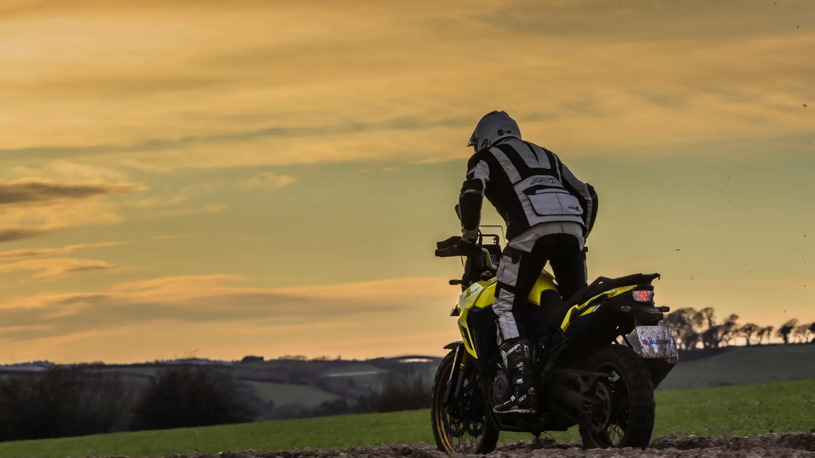 v-strom800 sendero en el campo