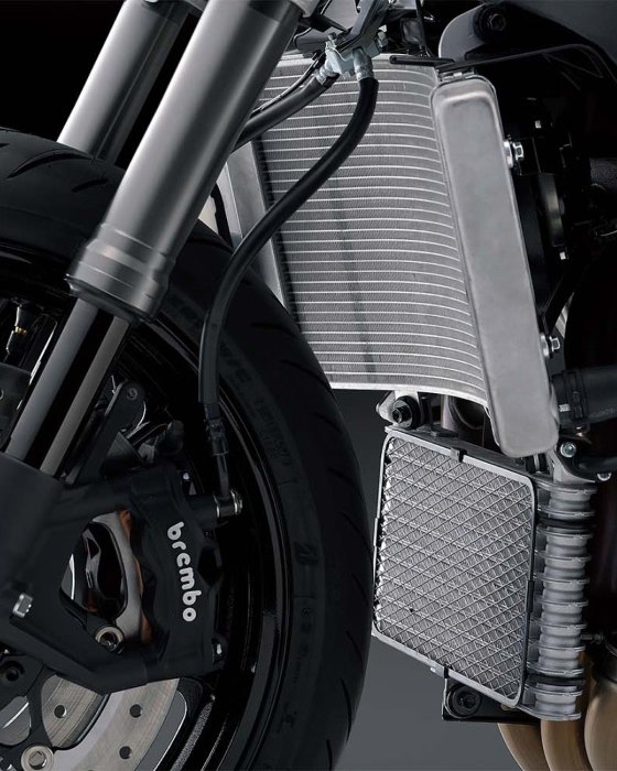 Detalle del radiador y sistema de freno delantero Brembo de motocicleta Suzuki
