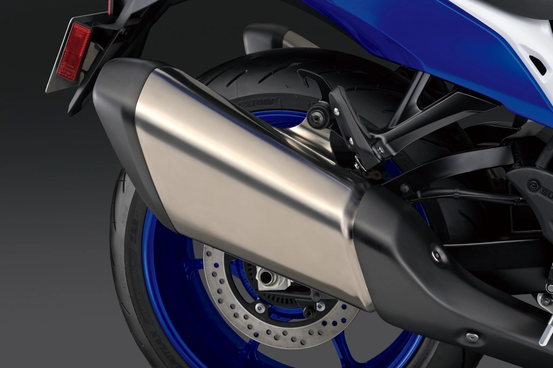 Detalle del escape y rueda trasera de motocicleta Suzuki Hayabusa azul
