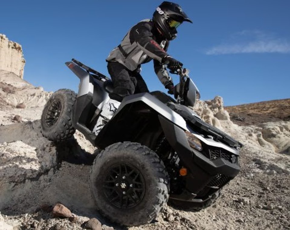 Suzuki KingQuad 750 en descenso por terreno rocoso off-road