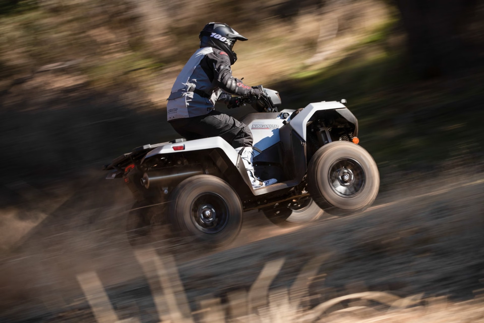 Motociclista conduciendo un Suzuki KingQuad 750 por camino de tierra off-road