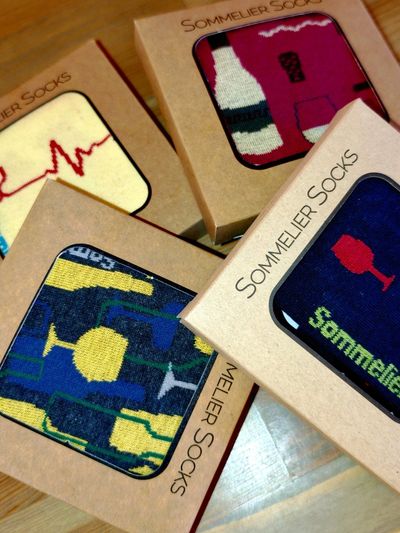 Κάλτσες Sommelier Socks με θέμα το κρασί στο Halfglass Κηφισιά