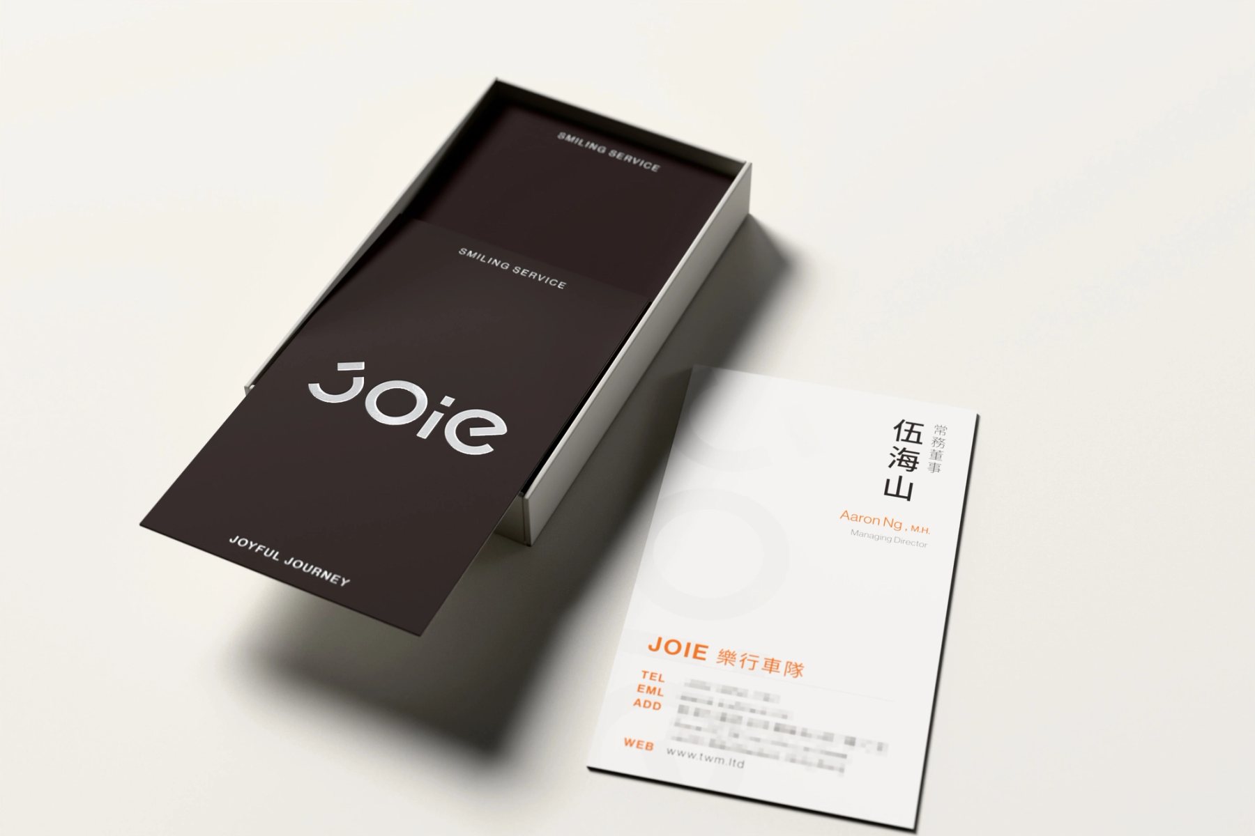 JOIE 名片由名片盒取用的 3D 情境圖