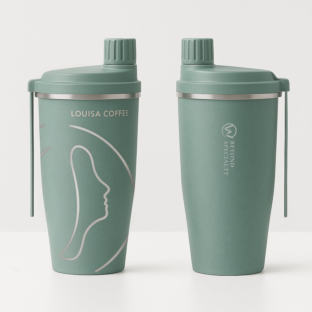 路易莎咖啡霧松綠隨行杯前後視角,搭配線條咖啡意象圖形 Louisa Coffee misty green to-go cup front and back view with line art coffee motif