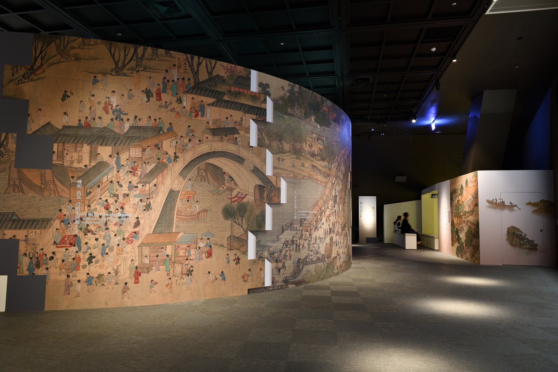 弧形畫牆上的虹橋段落與熙攘人群細節。/ The Rainbow Bridge section of the scroll on the curved wall, crowded with figures.