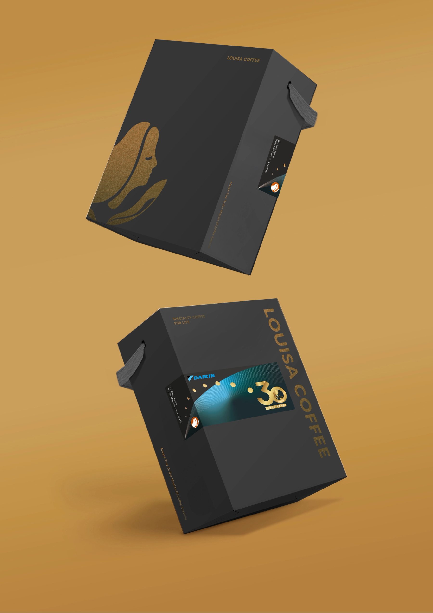 路易莎咖啡黑金禮盒搭配品牌貼紙的 Mockup 展示,強化品牌一致性與精緻視覺風格。|Louisa Coffee black and gold gift box mockup paired with branded stickers, reinforcing visual consistency and premium brand experience.