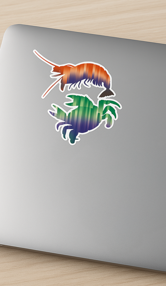 《經典之美》展覽動物貼紙貼於筆電表面。/ Animal-themed stickers from the “Digital Renaissance” exhibition applied on a laptop.