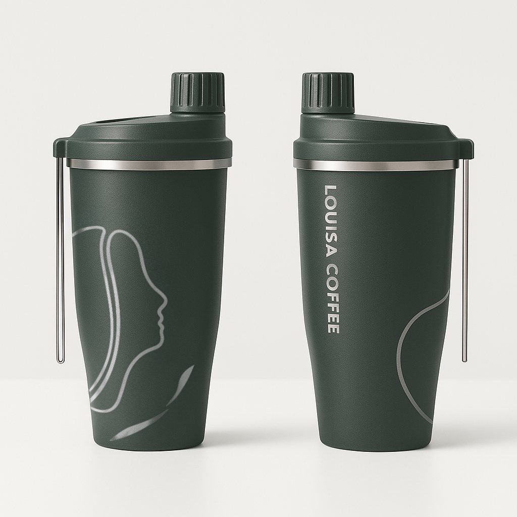 路易莎咖啡深綠隨行杯前後視角,線條插畫呈現咖啡輪廓 Louisa Coffee deep green to-go cup front and back view with organic line art