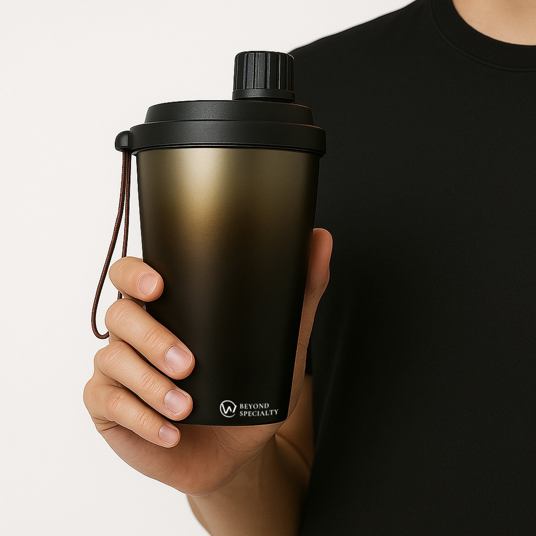 男性手持路易莎黑金隨行杯產品特寫 Close-up of male hand holding Louisa Coffee black-gold to-go cup