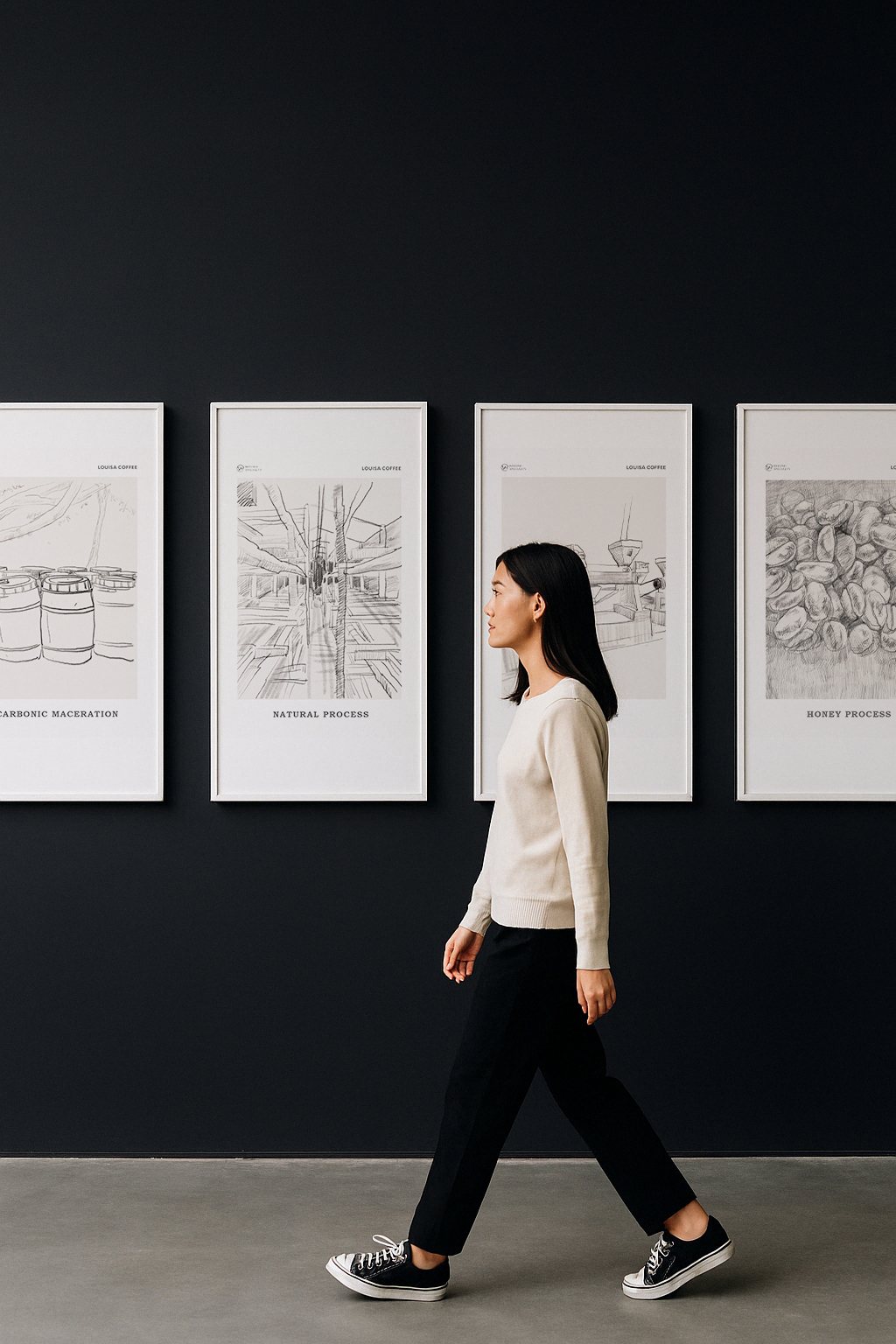 四張路易莎咖啡處理法掛畫並列於深色展牆的展示情境示意。