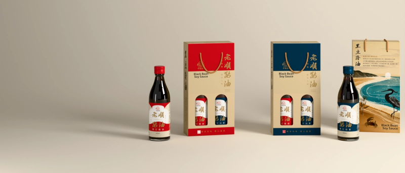 老順醬油紅藍標籤瓶身斜向排列的 3D 平拍圖,畫面有紅色品牌印章。