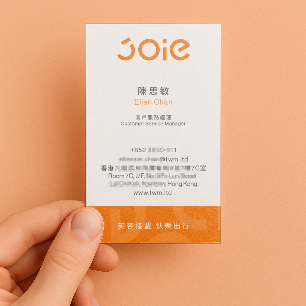 手持 JOIE 樂行計程車橘色名片(正面設計展示) / Hand holding JOIE Taxi orange business card – front design.
