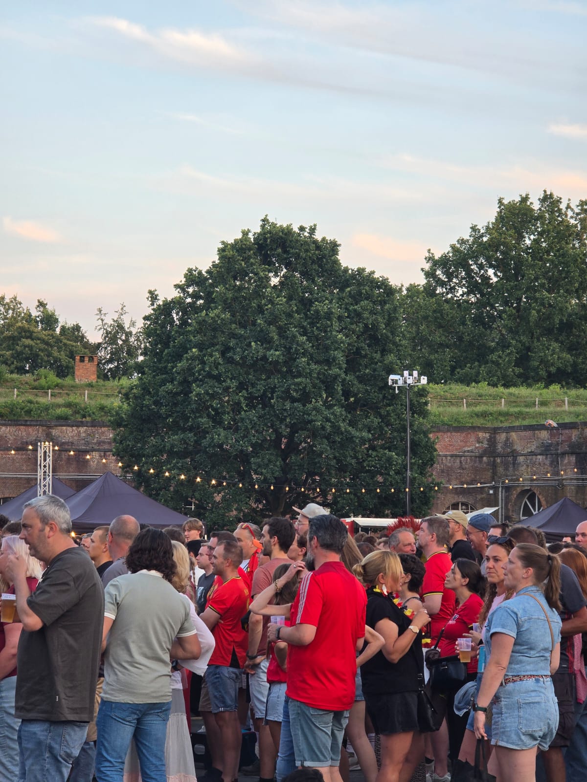Vol binnenplein van de Citadel van Diest tijdens de WK-uitzending, met de NetBeam-mast van NetWX