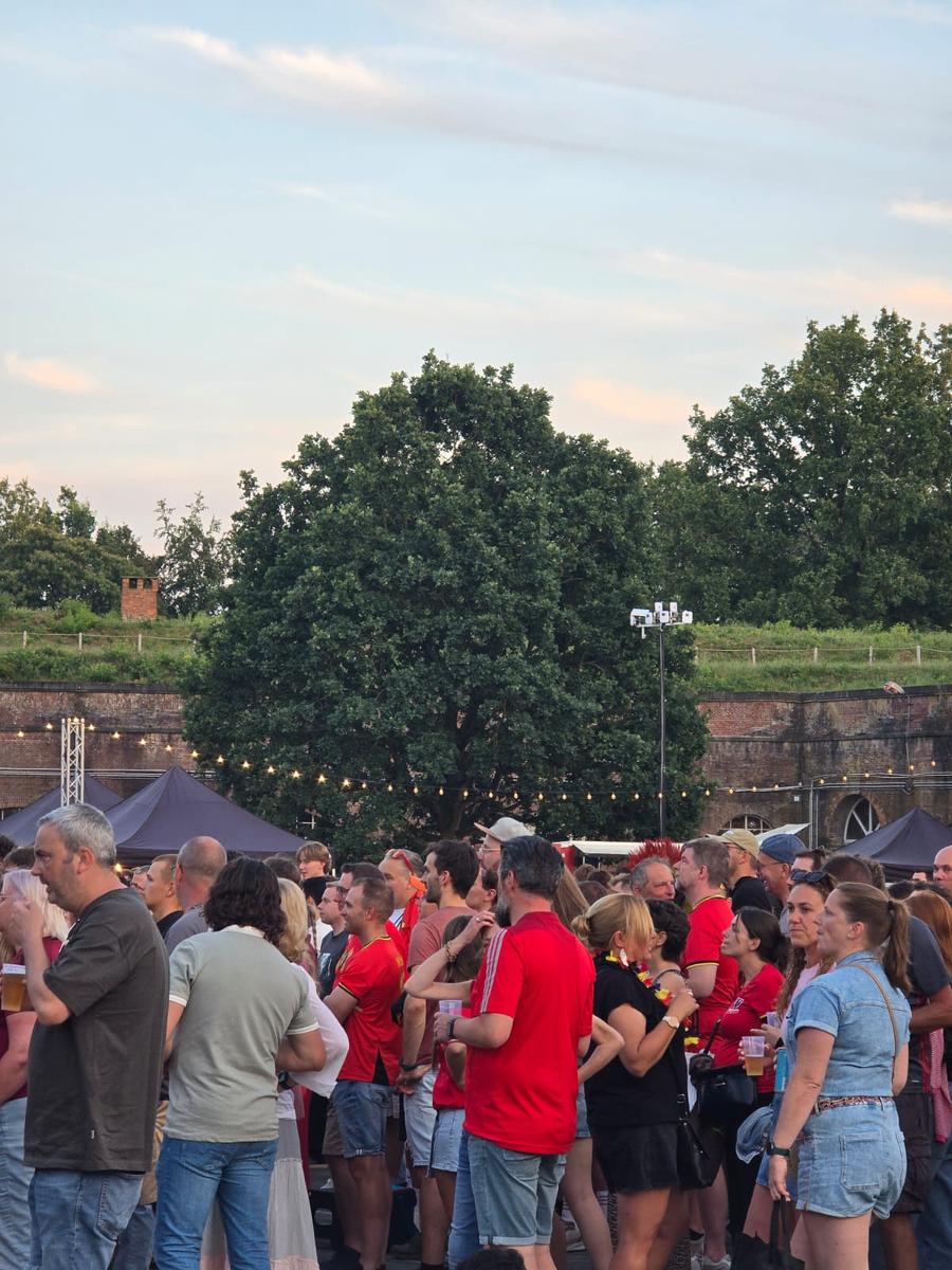Vol binnenplein van de Citadel van Diest tijdens de WK-uitzending, met de NetBeam-mast van NetWX