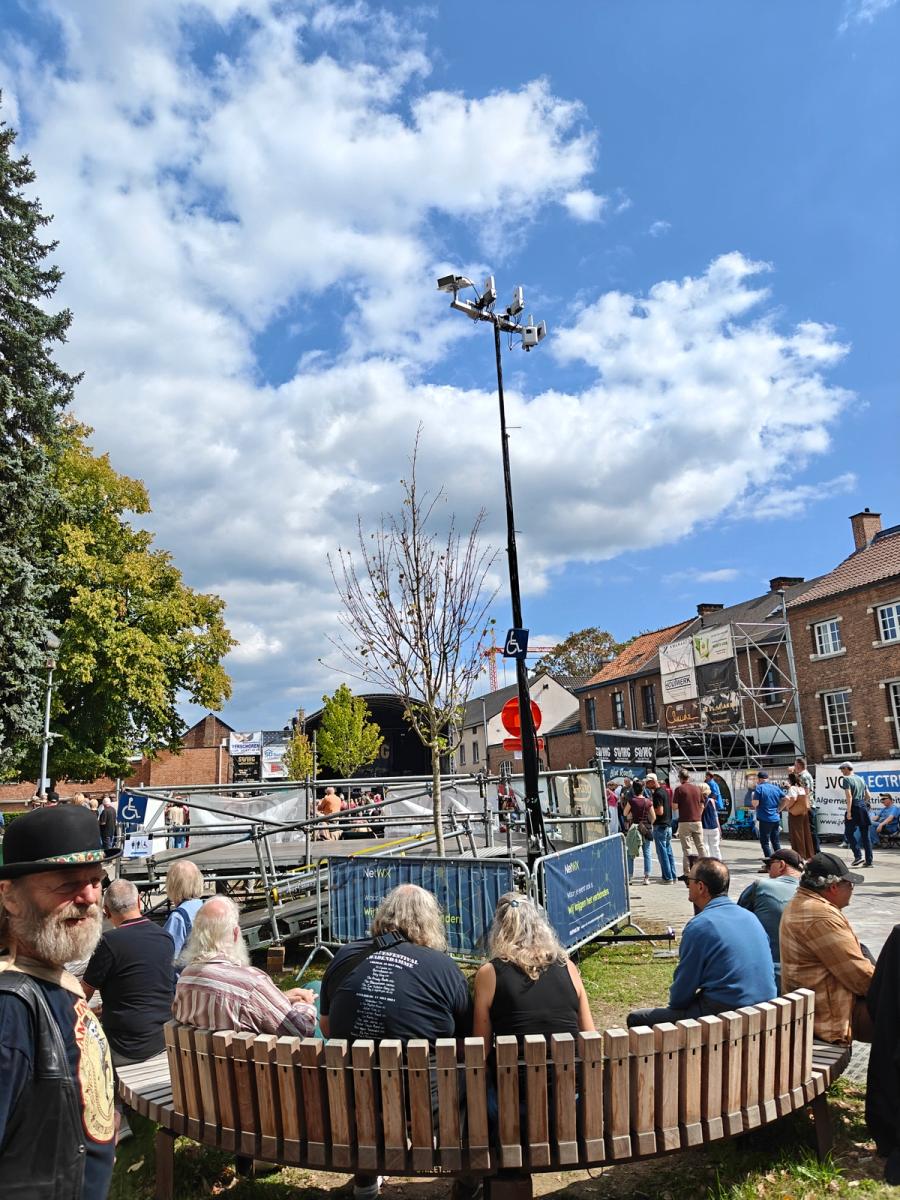 NetBeam-mast van NetWX met bedrijfsbanner op het terrein van bluesfestival Swing Wespelaar
