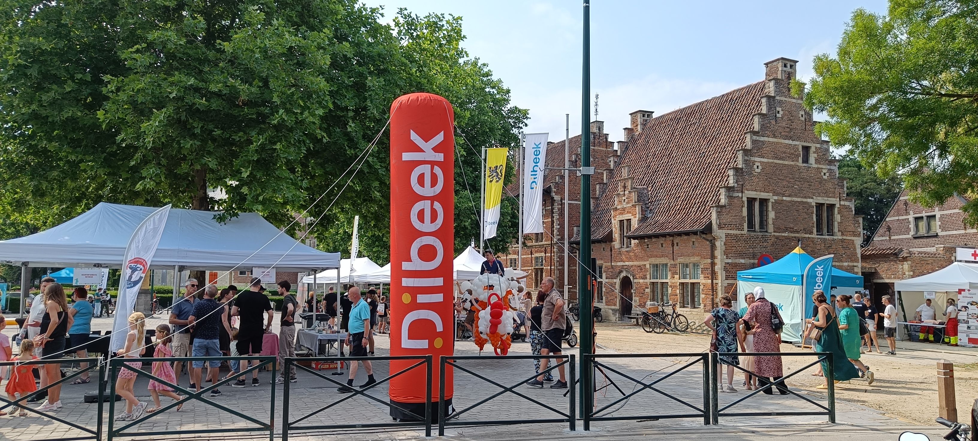 Overzicht van het evenemententerrein "Dag van de Dilbekenaar" in Groot-Bijgaarden