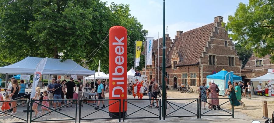Overzicht van het evenemententerrein "Dag van de Dilbekenaar" in Groot-Bijgaarden