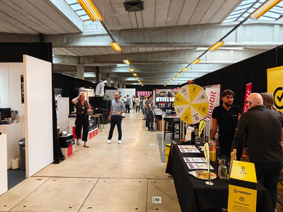 Beurshal in Asiat Park Vilvoorde tijdens Connect+ Inspiration Day, met standen en bezoekers