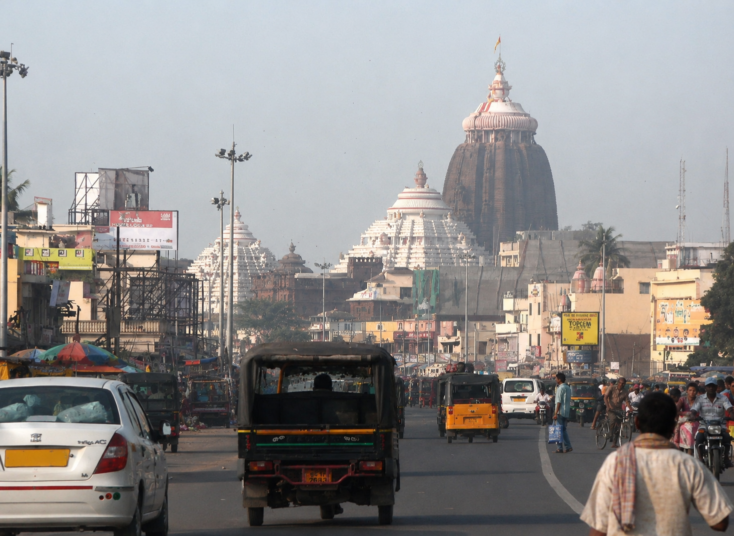 The wide Bada Danda (Grand Road) of Puri running toward the temple, lined with shops and pilgrims