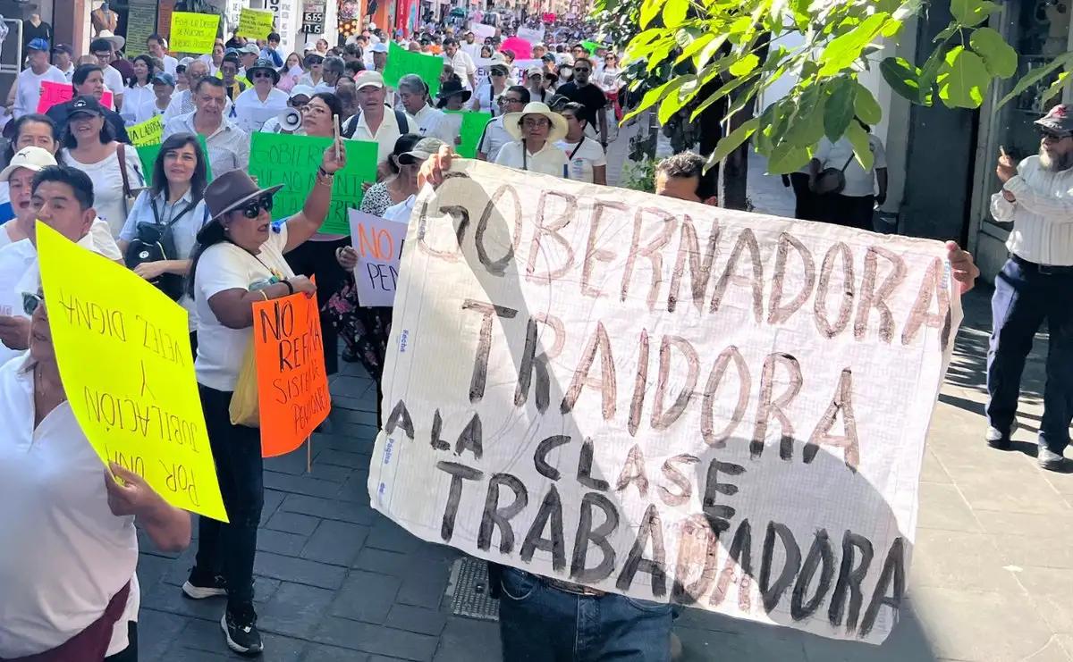 TRABAJADORES ALZAN LA VOZ POR SUS PENSIONES 