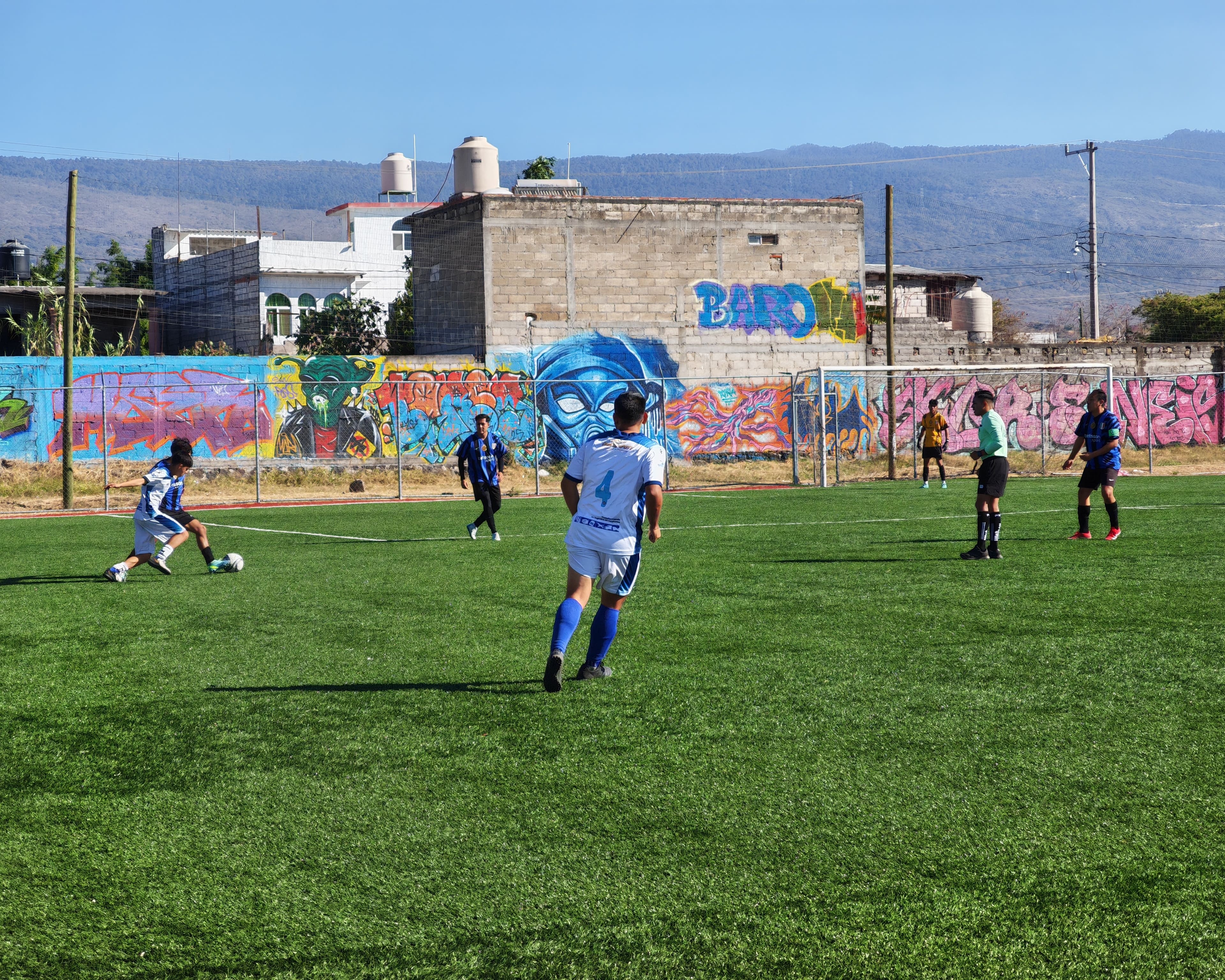 INTENSO JUEGO DE FUTBOL EN LA ANTONIO BARONA