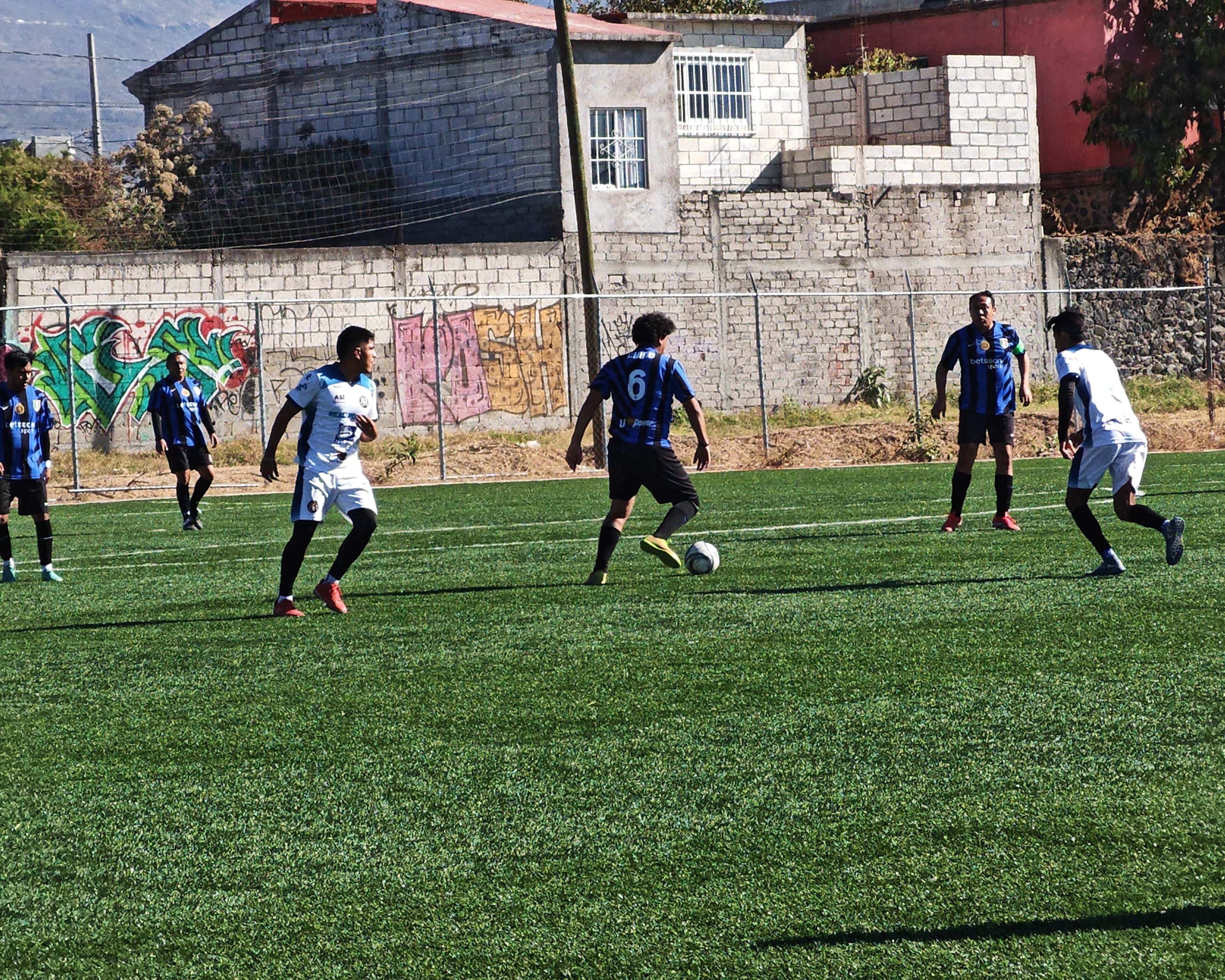 INTENSO JUEGO DE FUTBOL EN LA ANTONIO BARONA