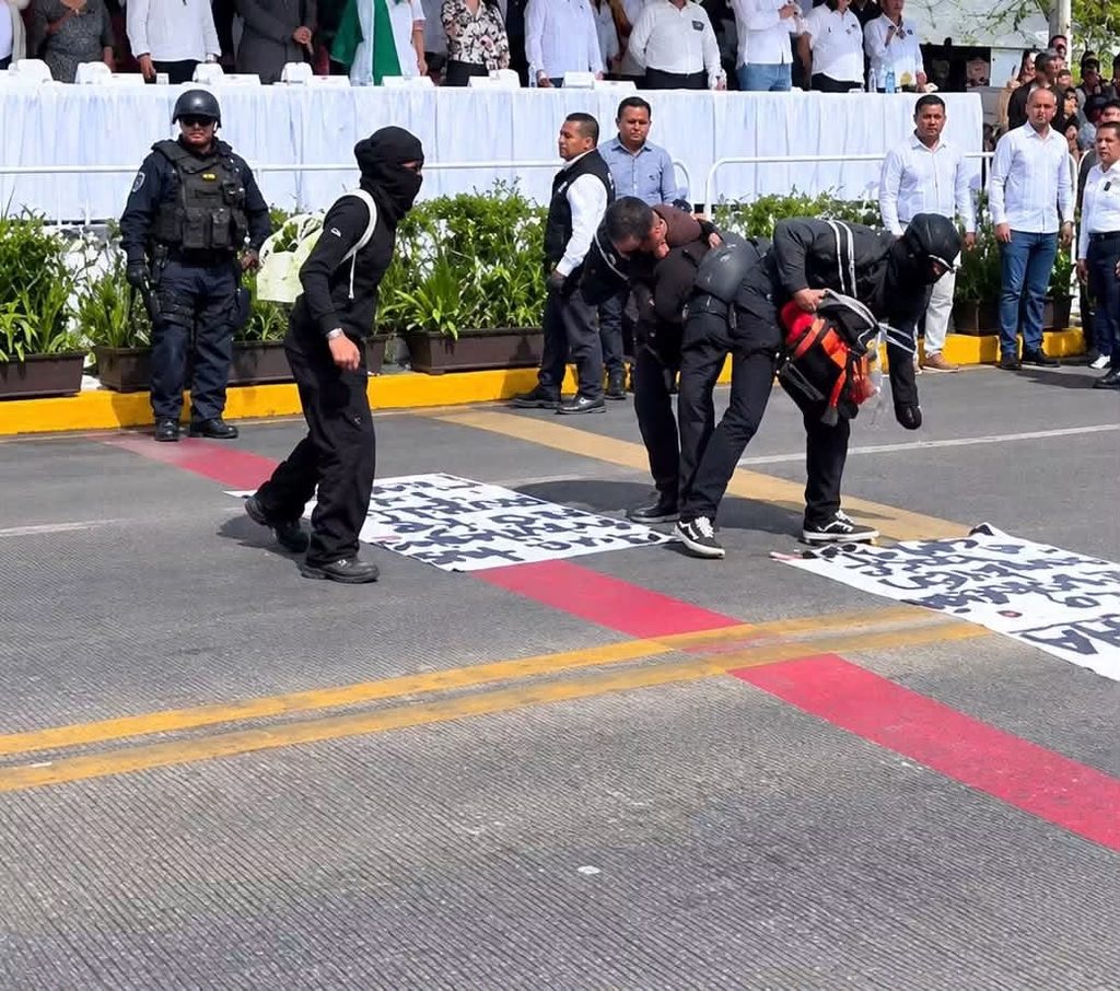 POLICÍAS RETIRAN A ESTUDIANTES DE LA UAEM DURANTE PROTESTA EN DESFILE DE CUAUTLA