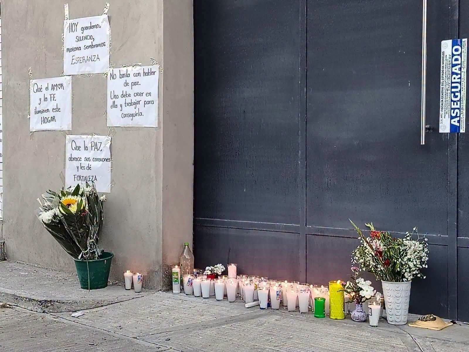 COMUNIDAD RINDE HOMENAJE A FAMILIA ASESINADA MIENTRAS CONTINÚAN LAS INVESTIGACIONES