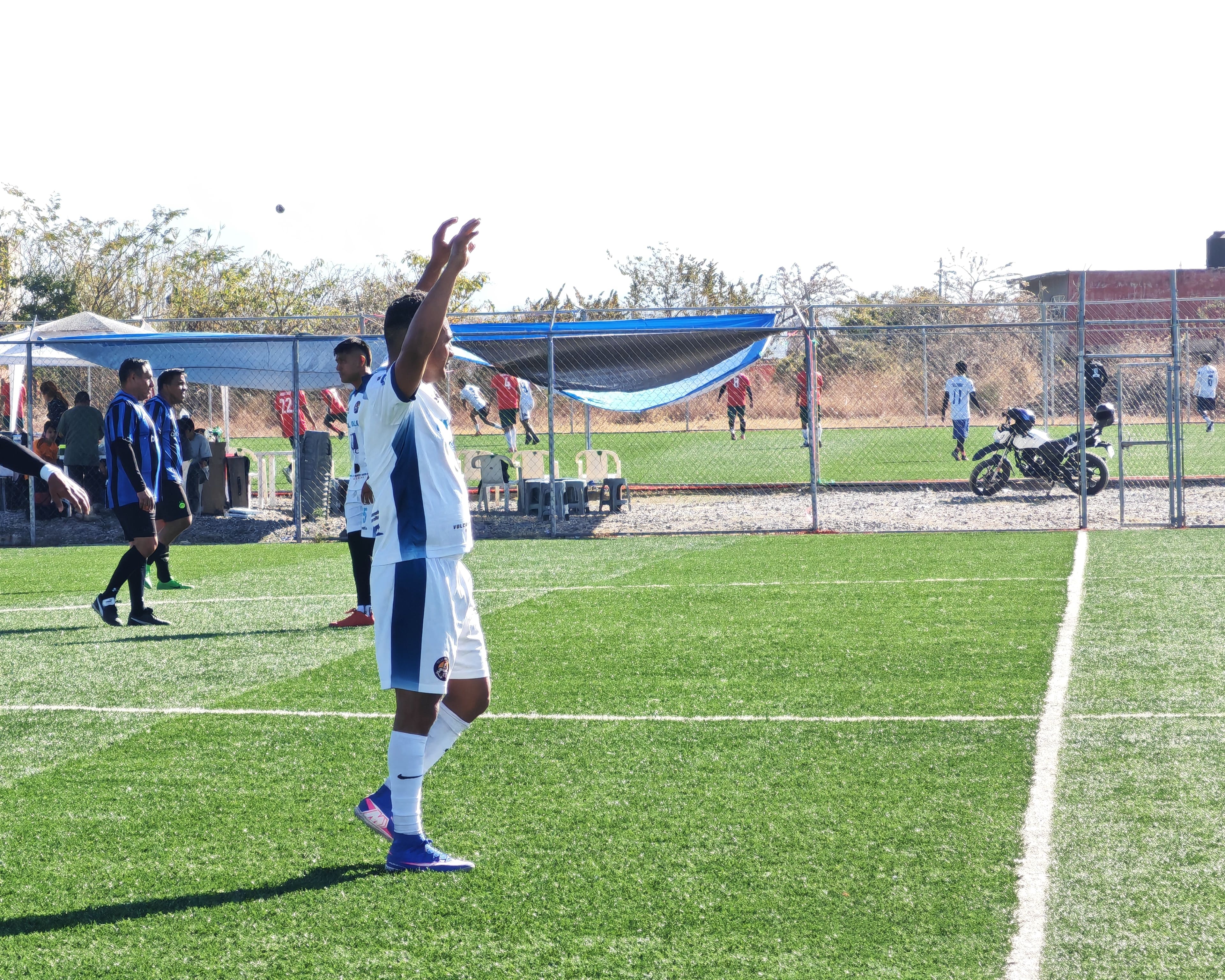INTENSO JUEGO DE FUTBOL EN LA ANTONIO BARONA