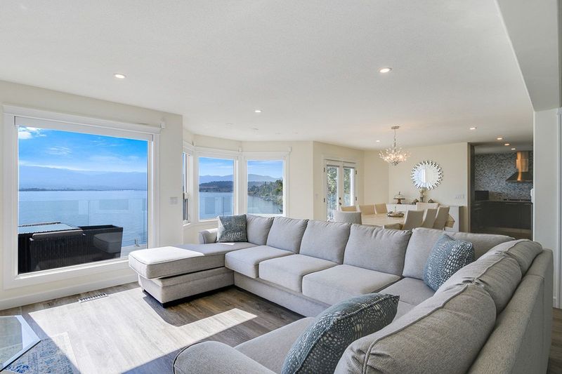 Waterfront Splendor Villa thumbnail 2