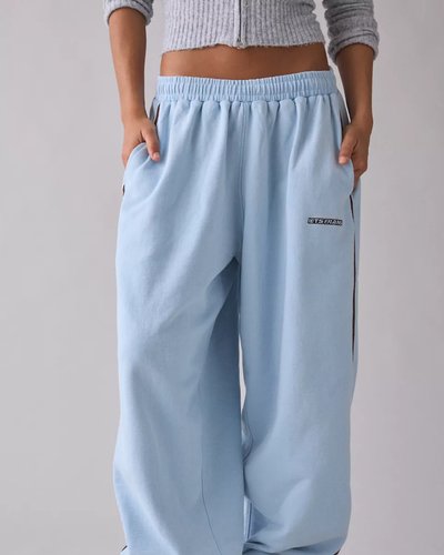 Hellblaue Jogginghose