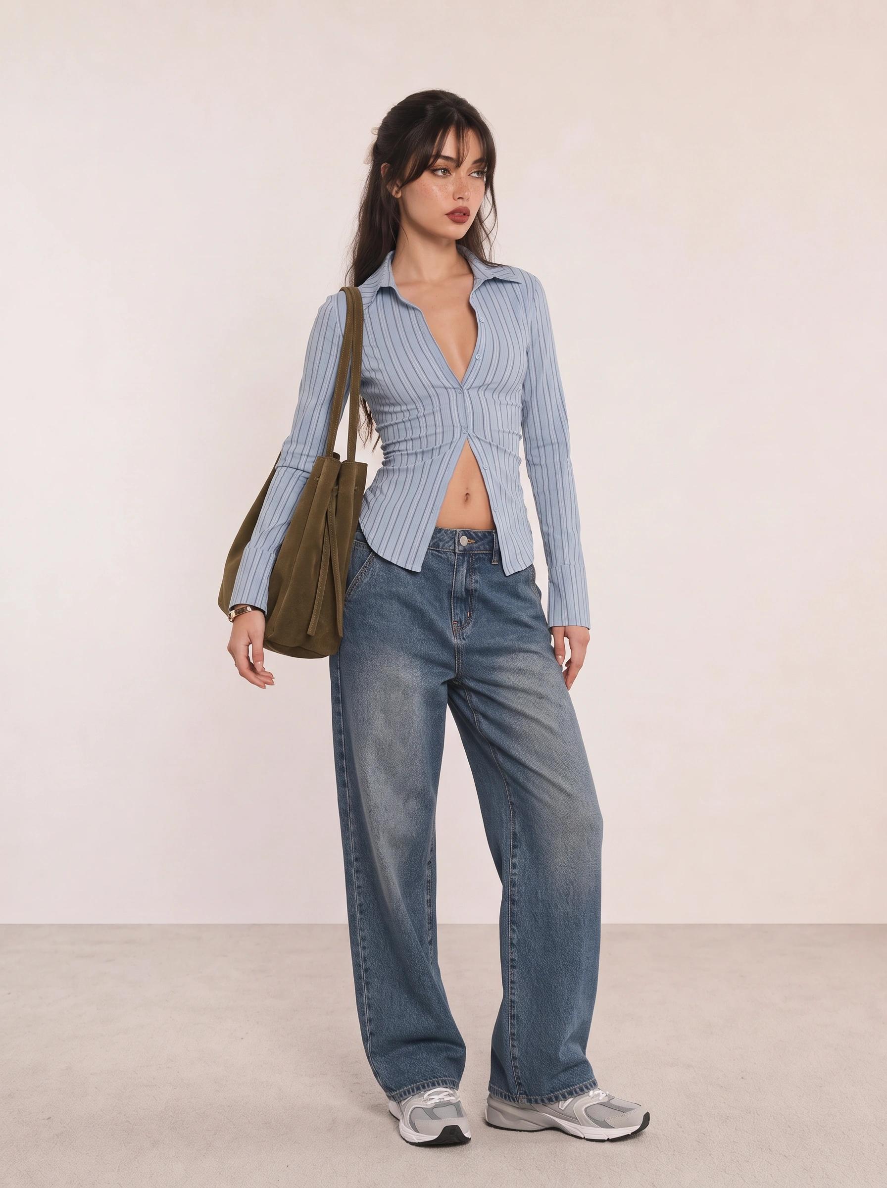 Blaues Streifenhemd und weite Jeans Campus-Outfit