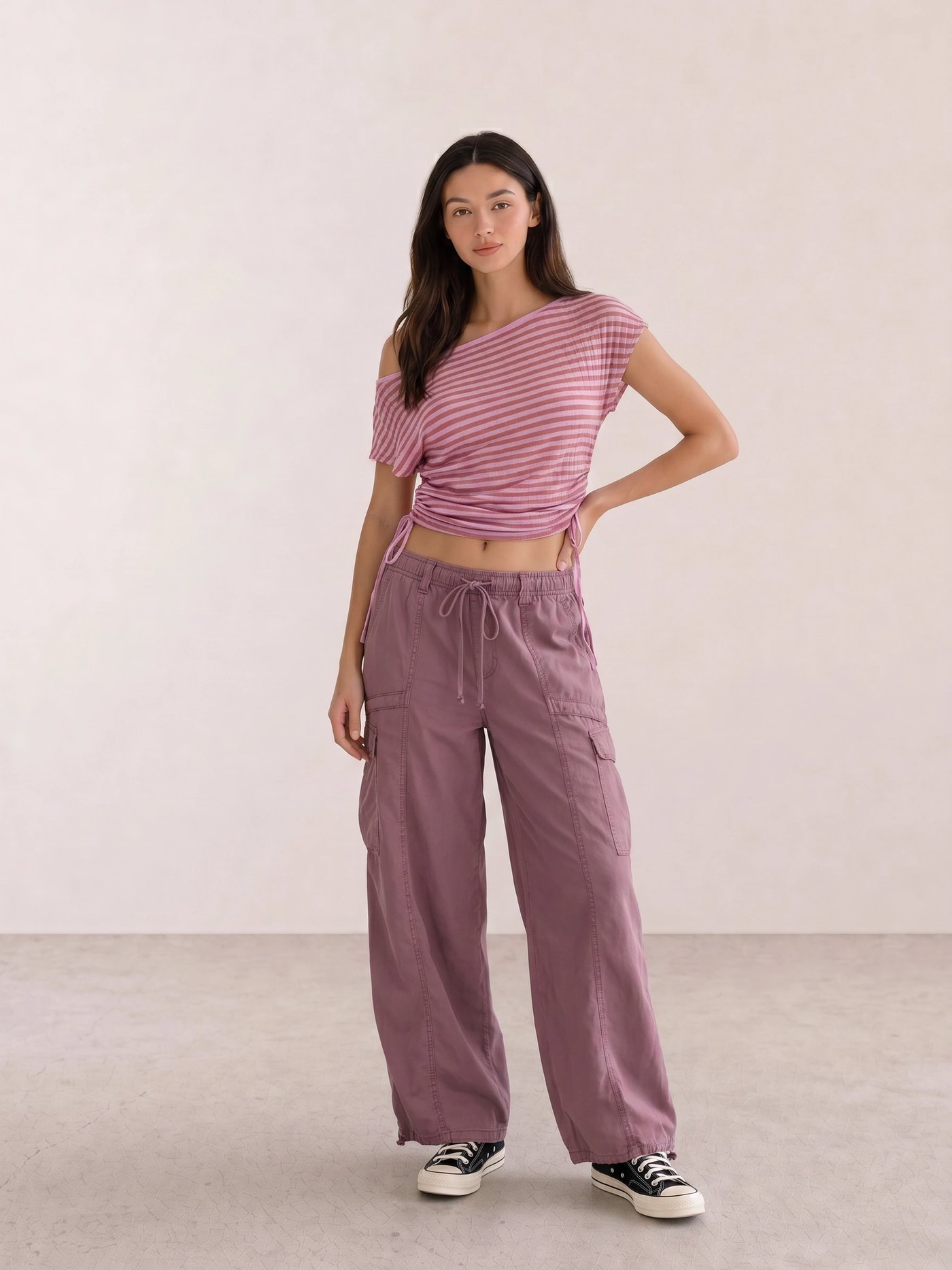 Gestreiftes Top & Pflaumenfarbene Cargohose
