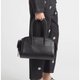 Schwarze formstabile Handtasche