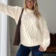 Cremefarbener Zopfstrick-Rollkragenpullover