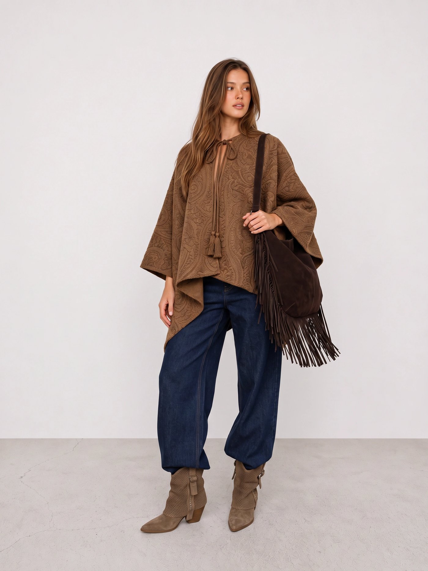 Brauner Poncho mit marineblauer Hose im Western-Look