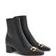 Schwarze Stiefeletten mit goldfarbener Trense