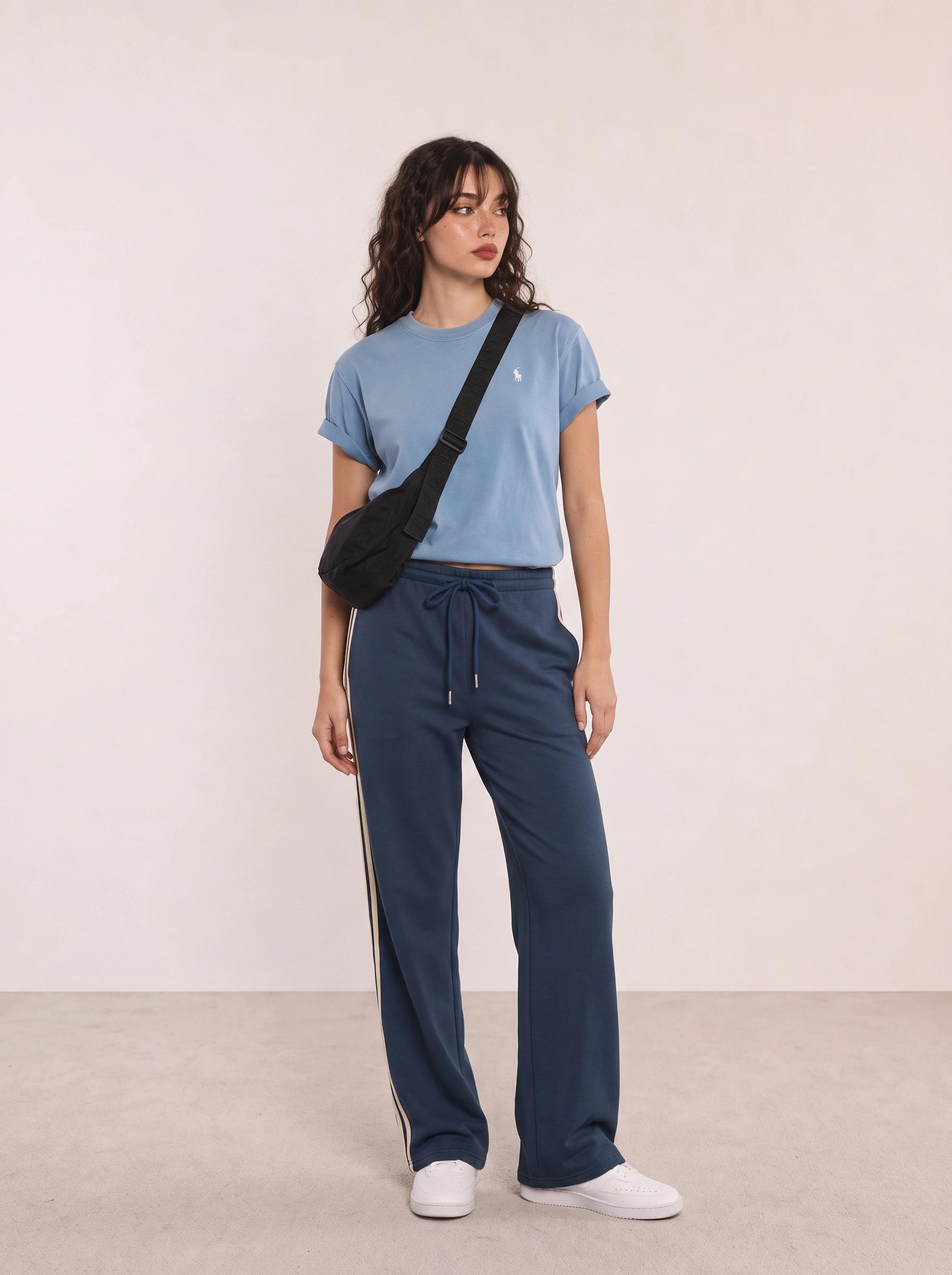 Blaues Shirt und Navy Trainingshose Athleisure-Outfit