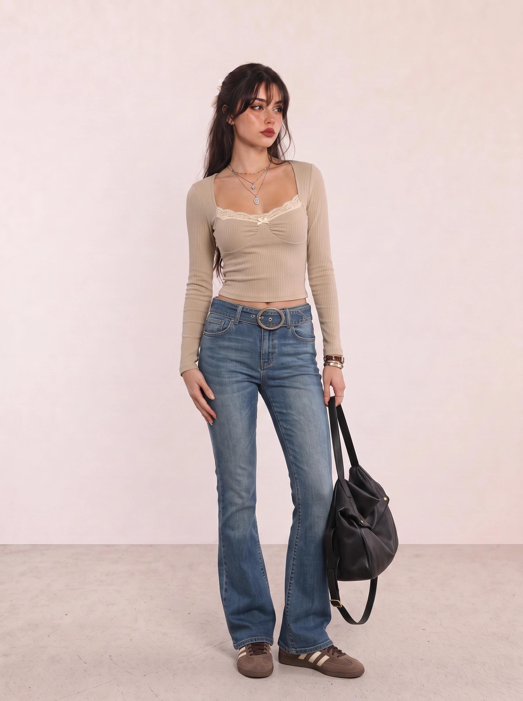 Spitzenbesetztes Top und Bootcut-Jeans Campus-Outfit