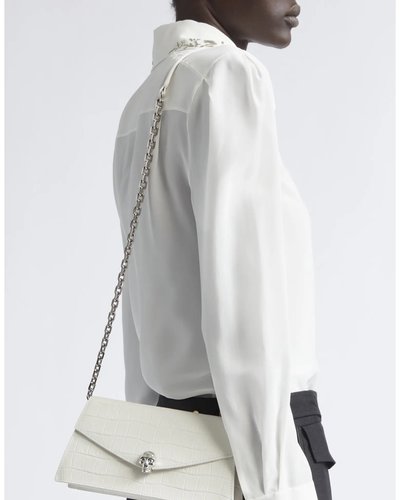 Weiße Umschlagtasche mit Kettenriemen