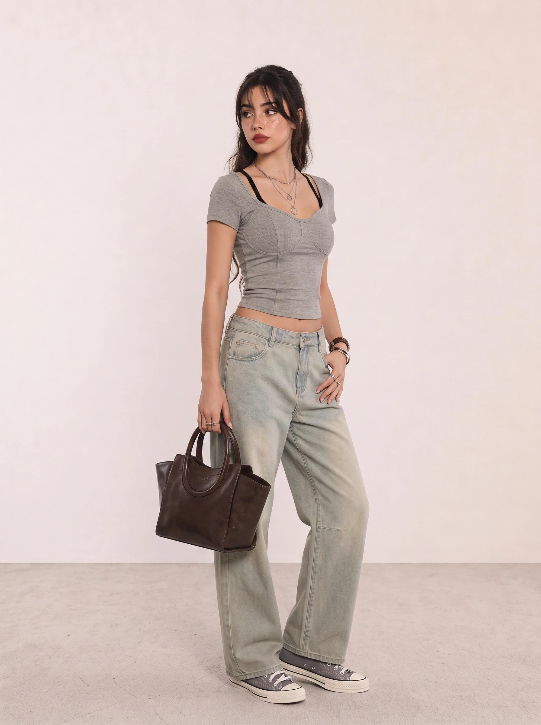 Graues Rusch-Top und weite Jeans Campus-Outfit